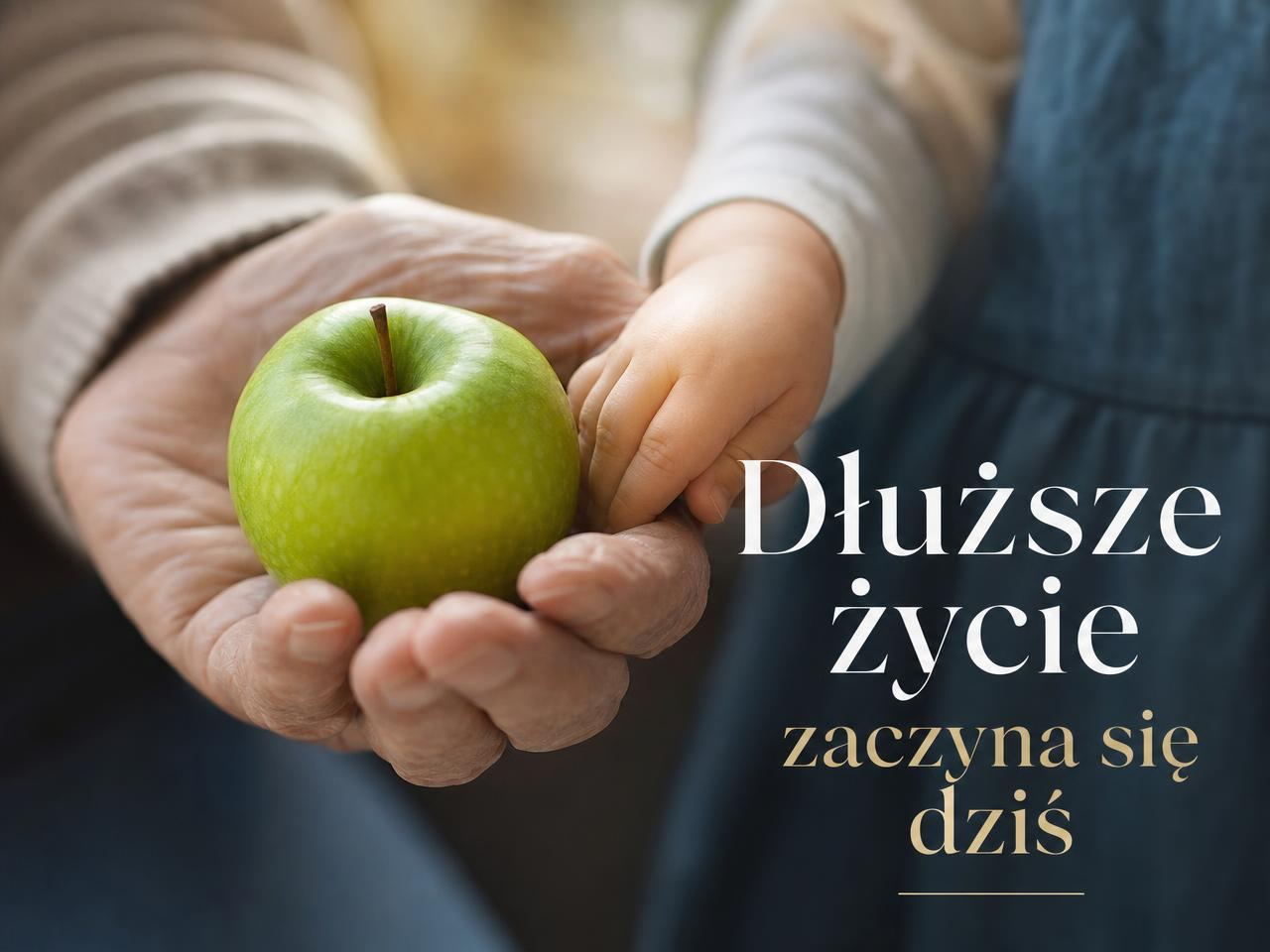 Dłuższe życie zaczyna się dziś — dłonie przy zielonym jabłku